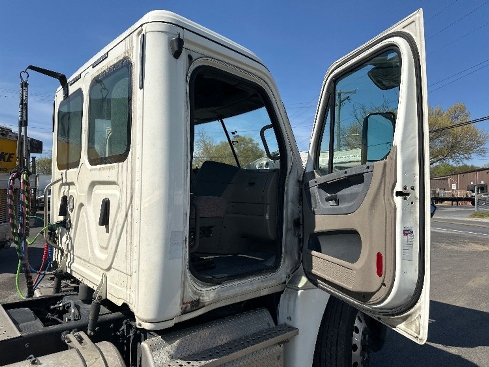 Day Cab Tractor-Heavy Duty Tractors-Freightliner-2019-Cascadia 12564ST-Capitol Heights-MD-239,652\n\t\tmiles-$ 44,250 - Image 12