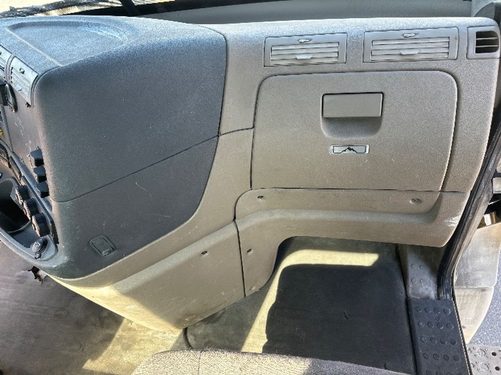 Day Cab Tractor-Heavy Duty Tractors-Freightliner-2019-Cascadia 12564ST-Capitol Heights-MD-239,652\n\t\tmiles-$ 44,250 - Image 13