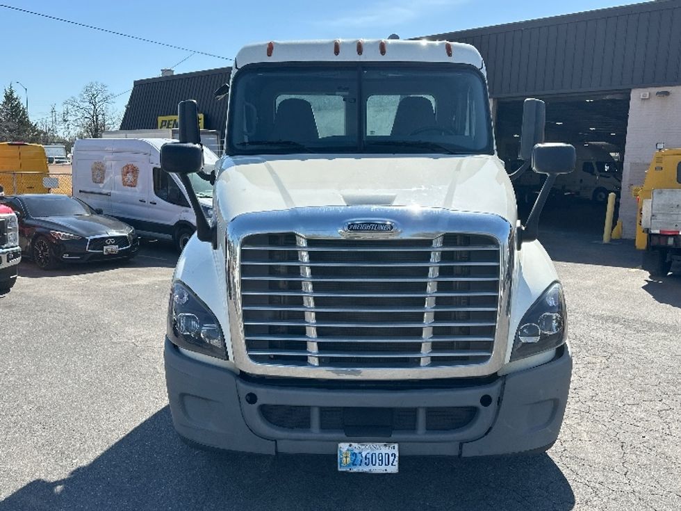 Day Cab Tractor-Heavy Duty Tractors-Freightliner-2019-Cascadia 12564ST-Capitol Heights-MD-239,652\n\t\tmiles-$ 44,250 - Image 2