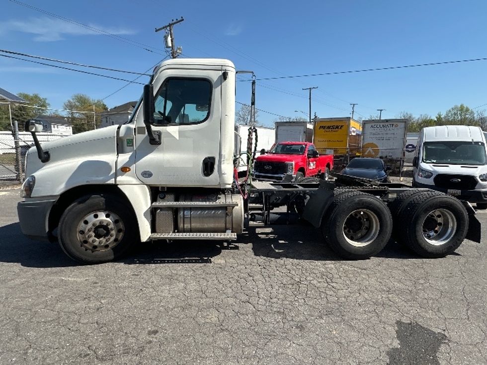 Day Cab Tractor-Heavy Duty Tractors-Freightliner-2019-Cascadia 12564ST-Capitol Heights-MD-239,652\n\t\tmiles-$ 44,250 - Image 4
