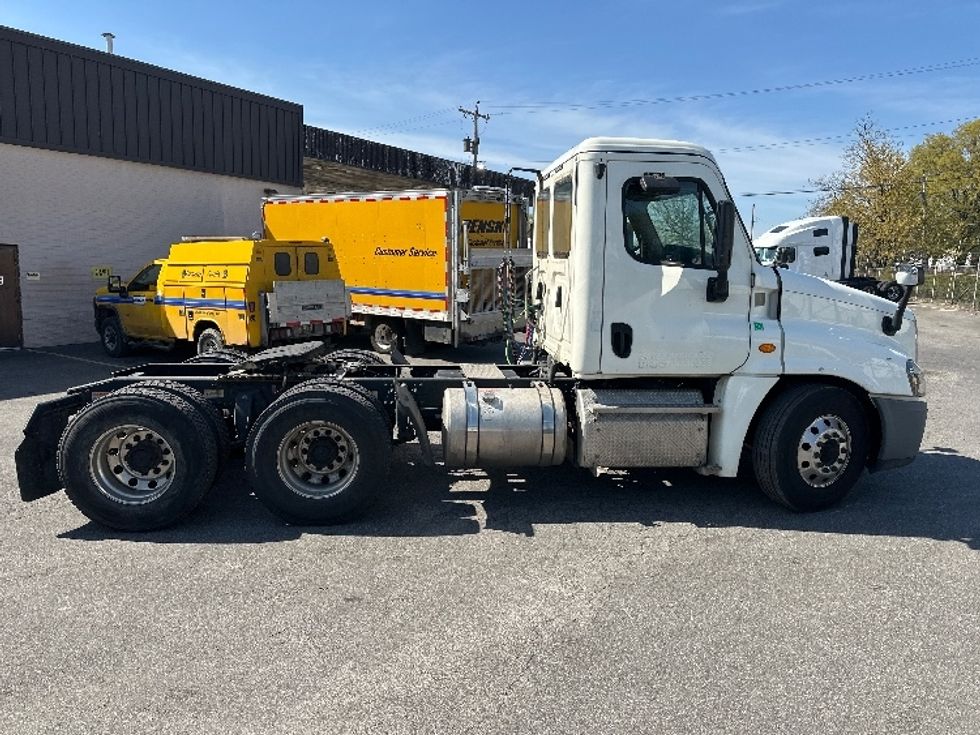Day Cab Tractor-Heavy Duty Tractors-Freightliner-2019-Cascadia 12564ST-Capitol Heights-MD-239,652\n\t\tmiles-$ 44,250 - Image 8