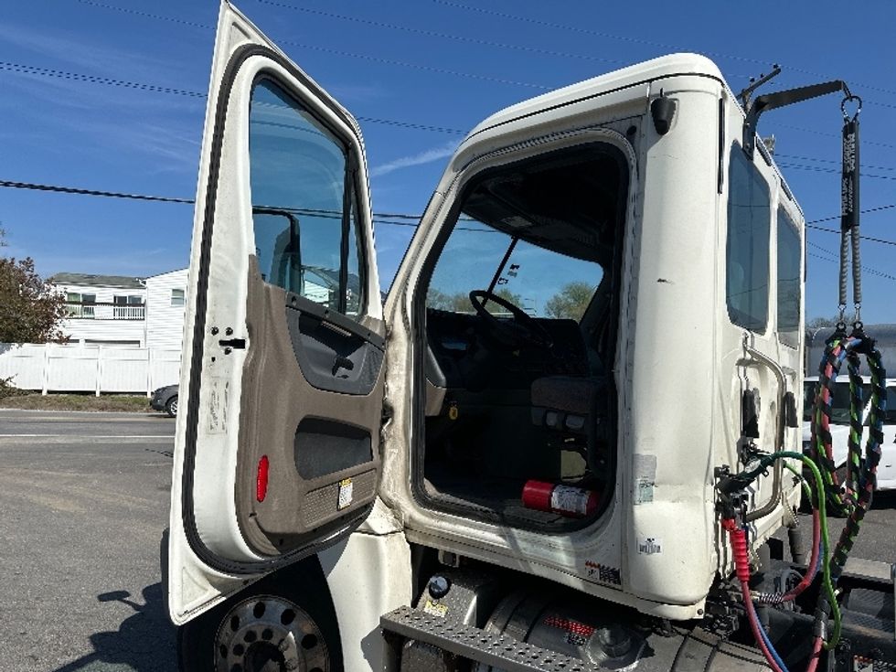 Day Cab Tractor-Heavy Duty Tractors-Freightliner-2019-Cascadia 12564ST-Capitol Heights-MD-239,652\n\t\tmiles-$ 44,250 - Image 9