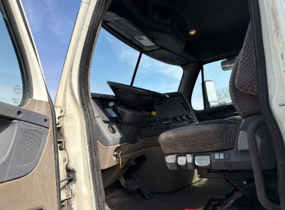 Day Cab Tractor-Heavy Duty Tractors-Freightliner-2019-Cascadia 12564ST-Capitol Heights-MD-242,834\n\t\tmiles-$ 44,250 - Image 11