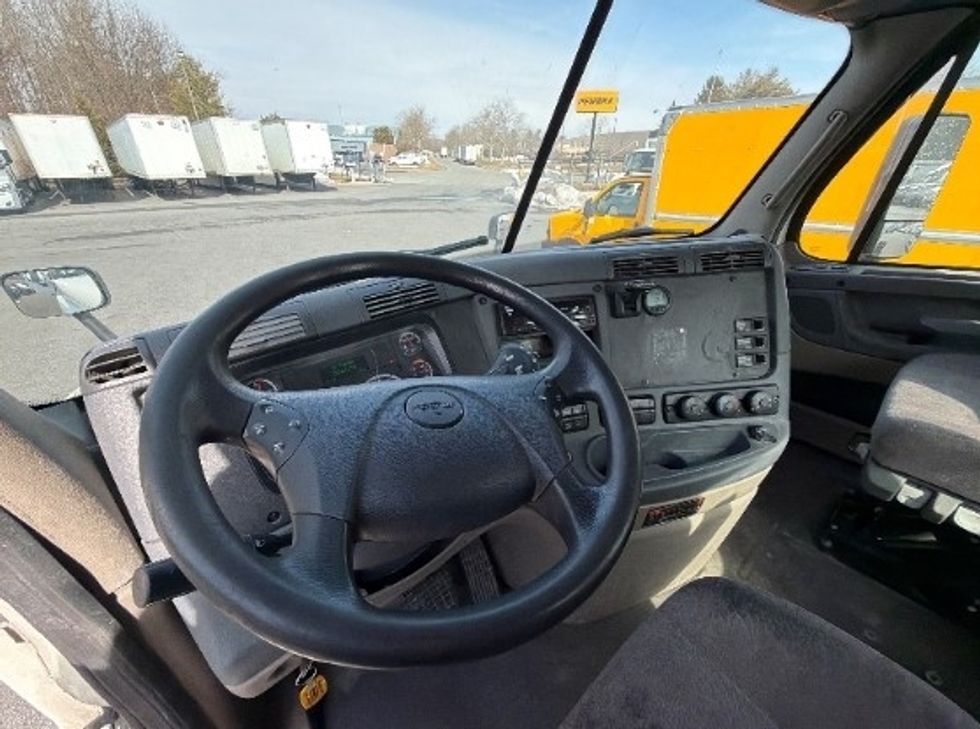 Day Cab Tractor-Heavy Duty Tractors-Freightliner-2019-Cascadia 12564ST-Capitol Heights-MD-242,834\n\t\tmiles-$ 44,250 - Image 12