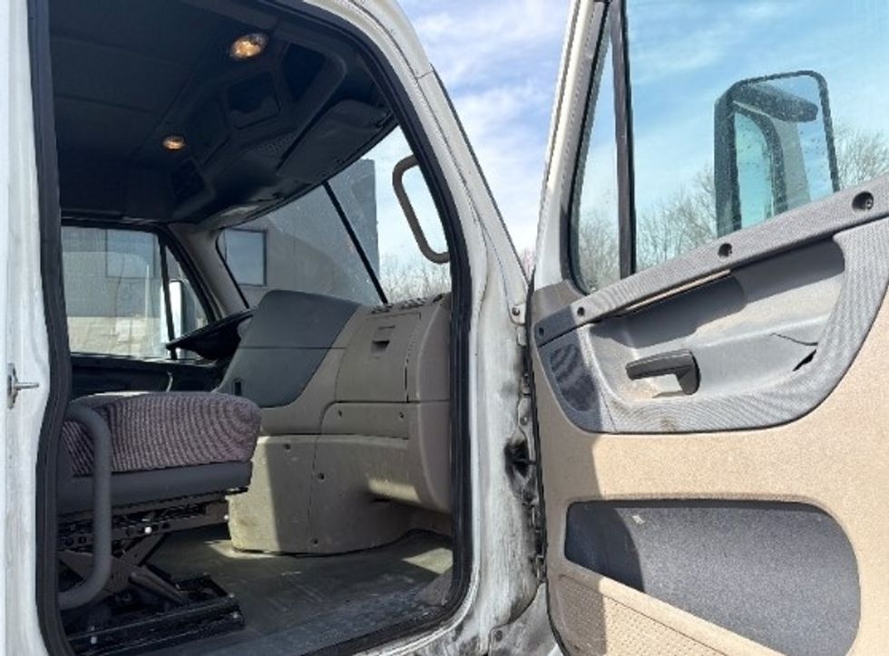 Day Cab Tractor-Heavy Duty Tractors-Freightliner-2019-Cascadia 12564ST-Capitol Heights-MD-242,834\n\t\tmiles-$ 44,250 - Image 14