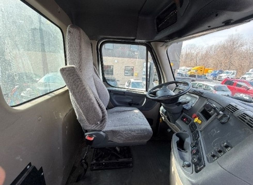 Day Cab Tractor-Heavy Duty Tractors-Freightliner-2019-Cascadia 12564ST-Capitol Heights-MD-242,834\n\t\tmiles-$ 44,250 - Image 16