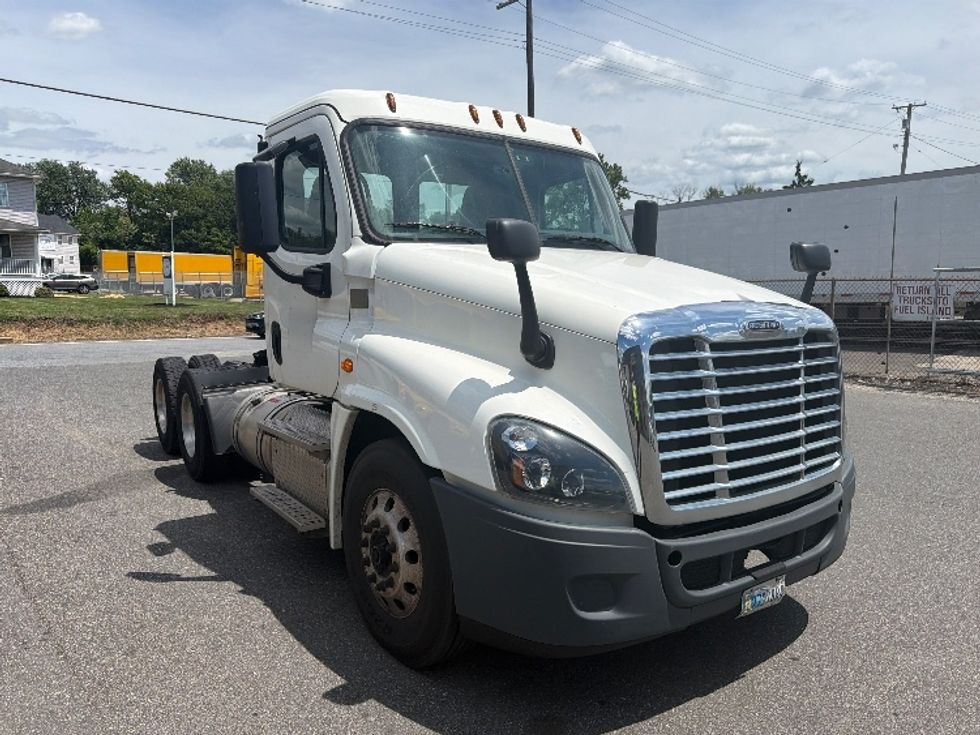 Day Cab Tractor-Heavy Duty Tractors-Freightliner-2019-Cascadia 12564ST-Capitol Heights-MD-245,560\n\t\tmiles-$ 45,250 - Image 1