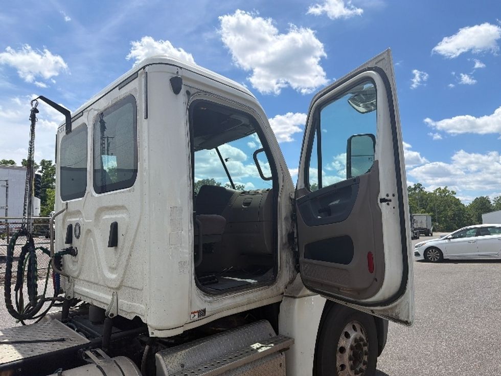 Day Cab Tractor-Heavy Duty Tractors-Freightliner-2019-Cascadia 12564ST-Capitol Heights-MD-245,560\n\t\tmiles-$ 45,250 - Image 12