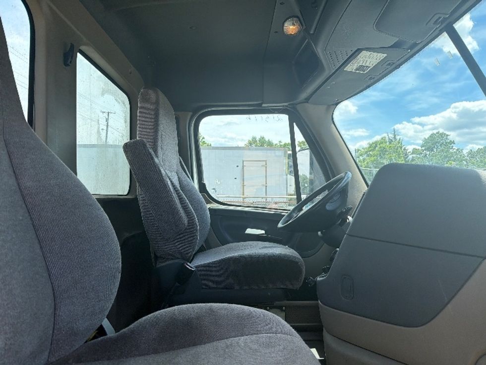 Day Cab Tractor-Heavy Duty Tractors-Freightliner-2019-Cascadia 12564ST-Capitol Heights-MD-245,560\n\t\tmiles-$ 45,250 - Image 14