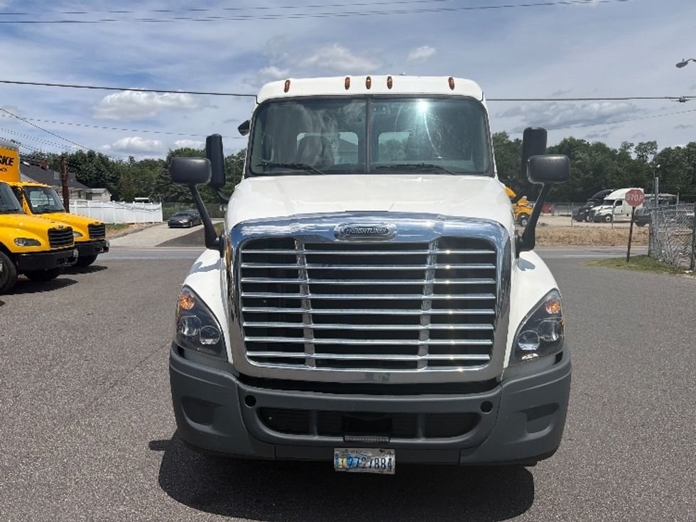Day Cab Tractor-Heavy Duty Tractors-Freightliner-2019-Cascadia 12564ST-Capitol Heights-MD-245,560\n\t\tmiles-$ 45,250 - Image 2