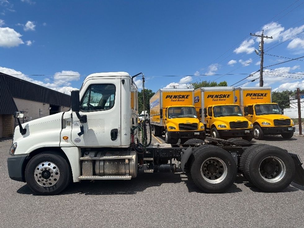 Day Cab Tractor-Heavy Duty Tractors-Freightliner-2019-Cascadia 12564ST-Capitol Heights-MD-245,560\n\t\tmiles-$ 45,250 - Image 4
