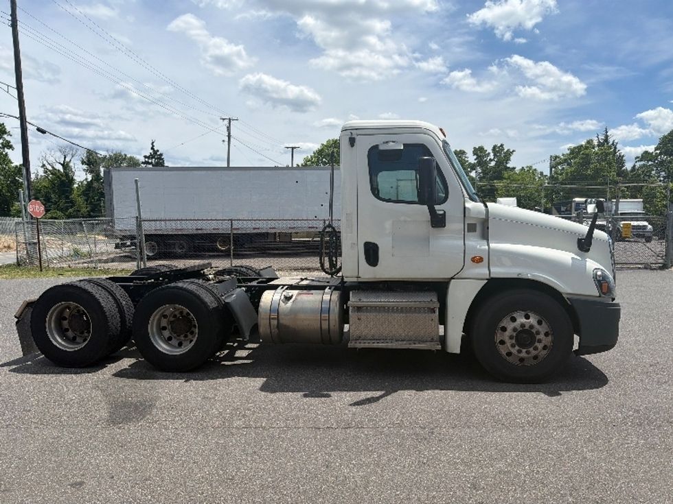 Day Cab Tractor-Heavy Duty Tractors-Freightliner-2019-Cascadia 12564ST-Capitol Heights-MD-245,560\n\t\tmiles-$ 45,250 - Image 8