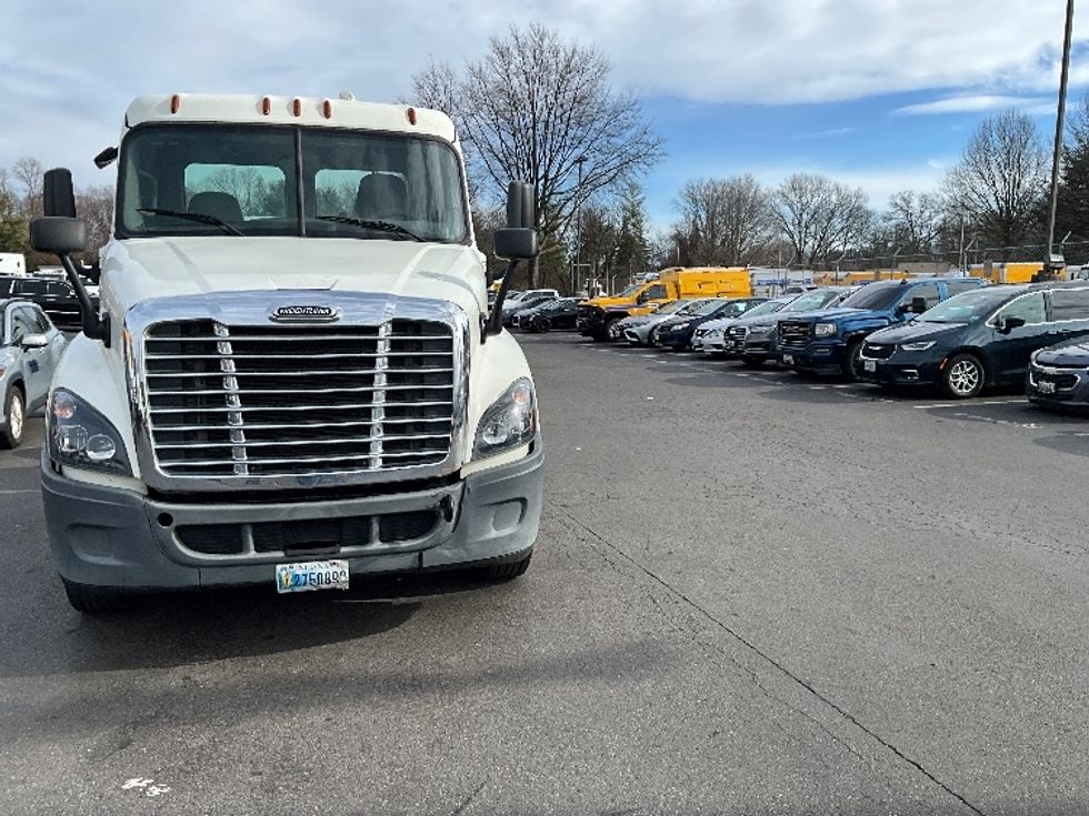 Day Cab Tractor-Heavy Duty Tractors-Freightliner-2019-Cascadia 12564ST-Capitol Heights-MD-256,208\n\t\tmiles-$ 43,500 - Image 2
