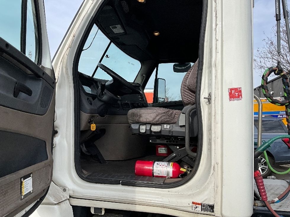 Day Cab Tractor-Heavy Duty Tractors-Freightliner-2019-Cascadia 12564ST-Capitol Heights-MD-256,208\n\t\tmiles-$ 43,500 - Image 9