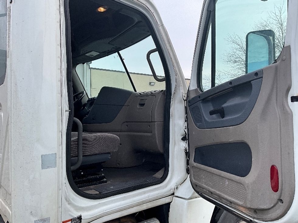 Day Cab Tractor-Heavy Duty Tractors-Freightliner-2019-Cascadia 12564ST-Capitol Heights-MD-273,328\n\t\tmiles-$ 41,750 - Image 12