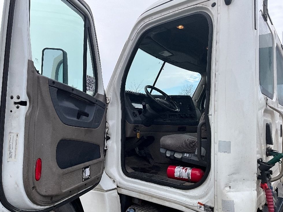 Day Cab Tractor-Heavy Duty Tractors-Freightliner-2019-Cascadia 12564ST-Capitol Heights-MD-273,328\n\t\tmiles-$ 41,750 - Image 9