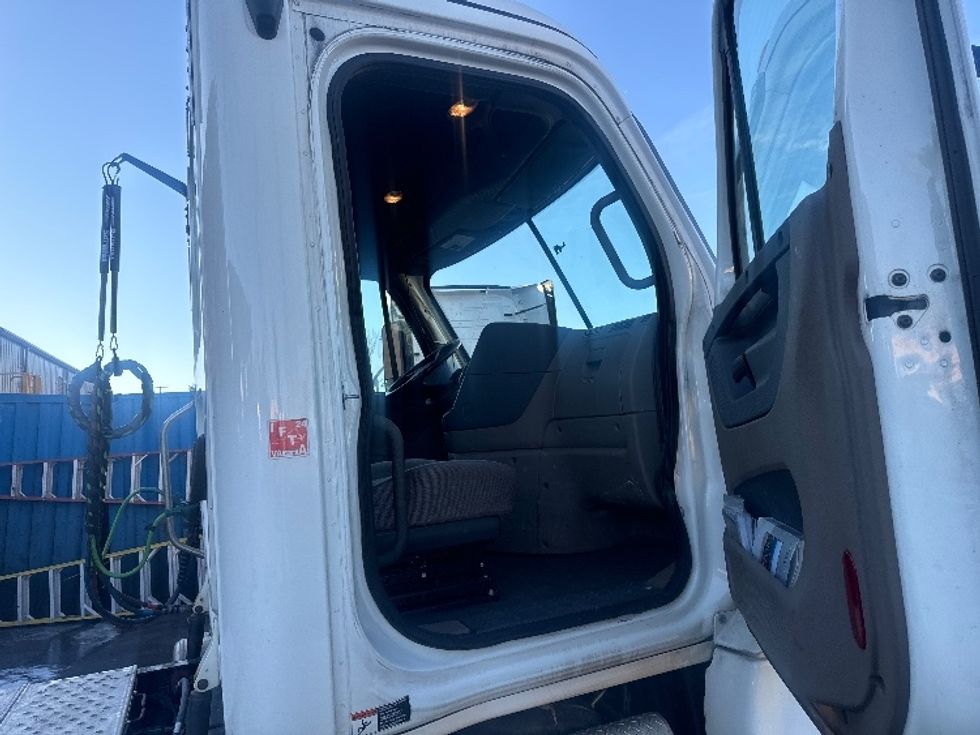 Day Cab Tractor-Heavy Duty Tractors-Freightliner-2019-Cascadia 12564ST-Capitol Heights-MD-274,219\n\t\tmiles-$ 42,750 - Image 12