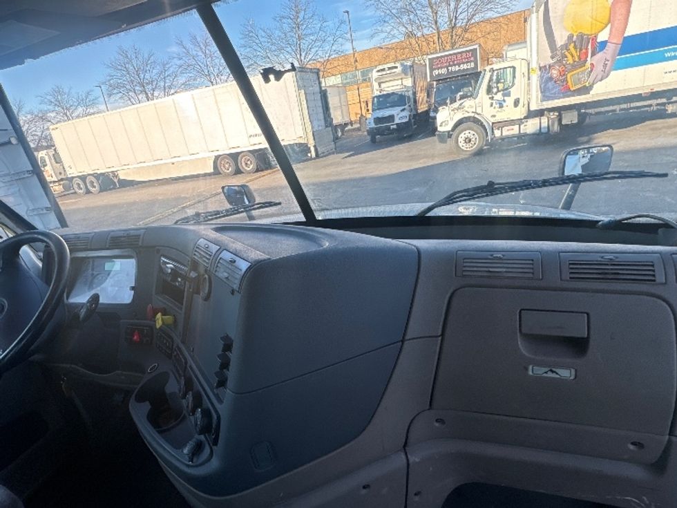 Day Cab Tractor-Heavy Duty Tractors-Freightliner-2019-Cascadia 12564ST-Capitol Heights-MD-274,219\n\t\tmiles-$ 42,750 - Image 13