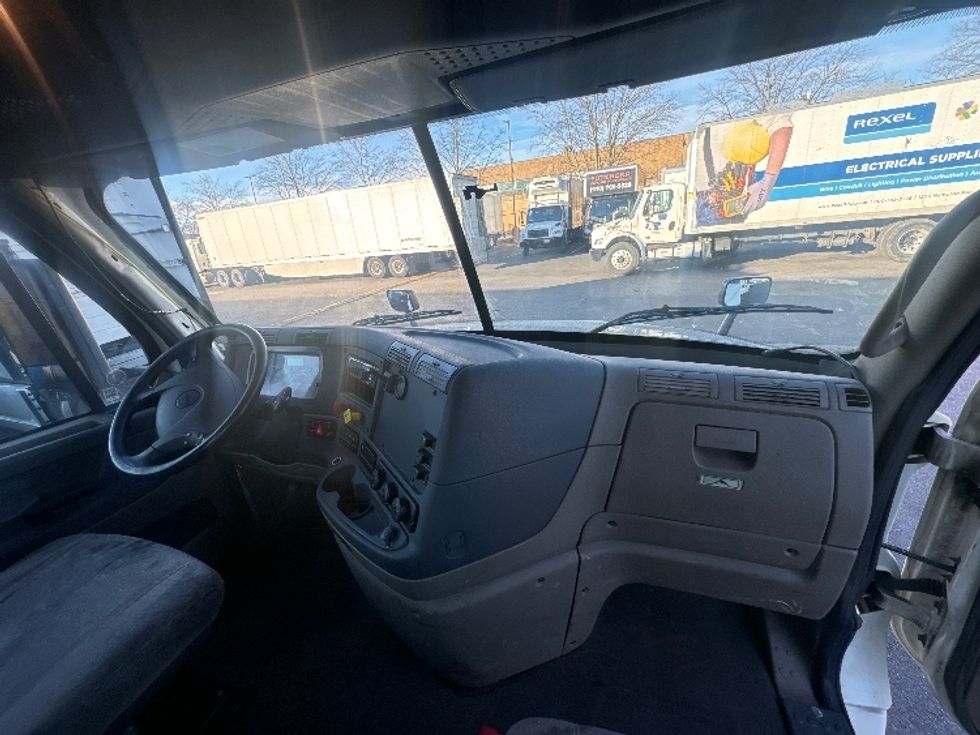 Day Cab Tractor-Heavy Duty Tractors-Freightliner-2019-Cascadia 12564ST-Capitol Heights-MD-274,219\n\t\tmiles-$ 42,750 - Image 14