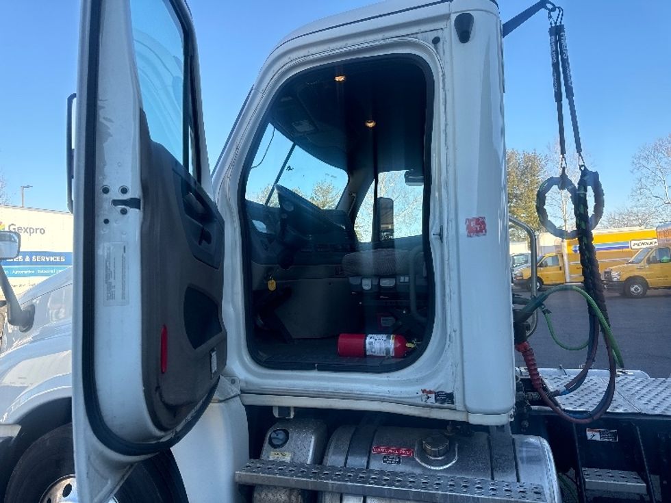 Day Cab Tractor-Heavy Duty Tractors-Freightliner-2019-Cascadia 12564ST-Capitol Heights-MD-274,219\n\t\tmiles-$ 42,750 - Image 9