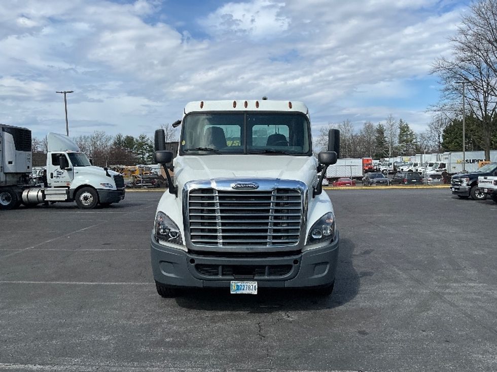 Day Cab Tractor-Heavy Duty Tractors-Freightliner-2019-Cascadia 12564ST-Capitol Heights-MD-282,711\n\t\tmiles-$ 41,250 - Image 2