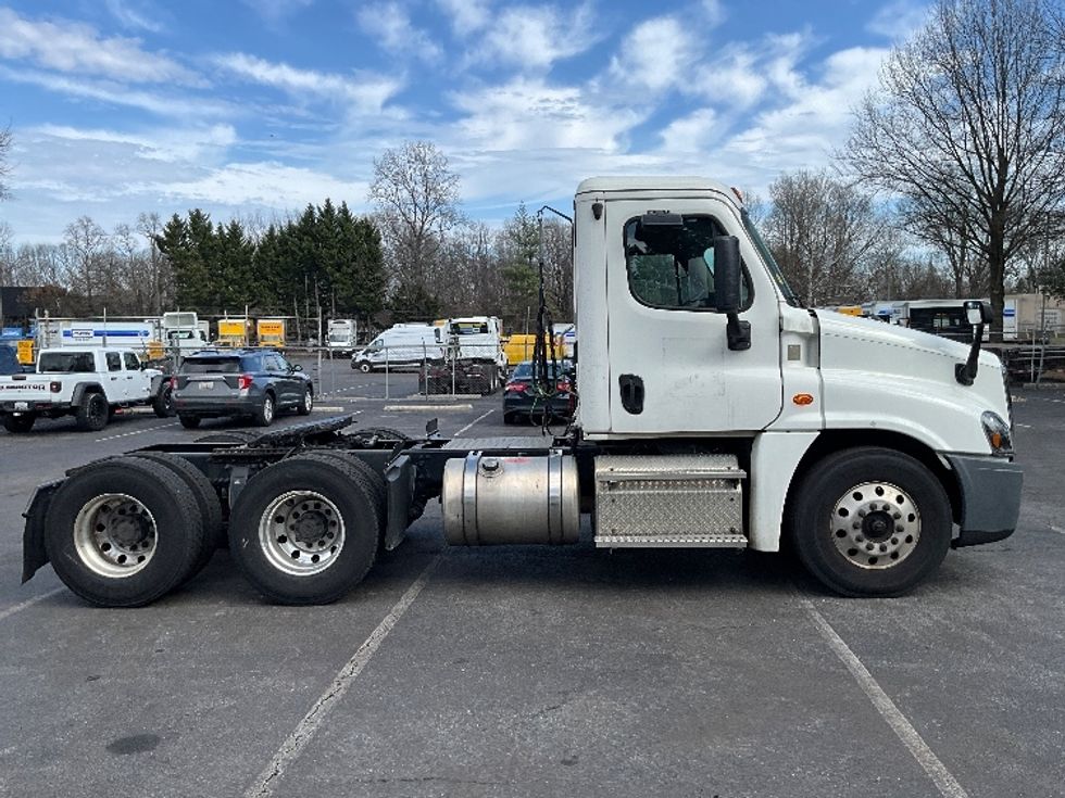 Day Cab Tractor-Heavy Duty Tractors-Freightliner-2019-Cascadia 12564ST-Capitol Heights-MD-282,711\n\t\tmiles-$ 41,250 - Image 8
