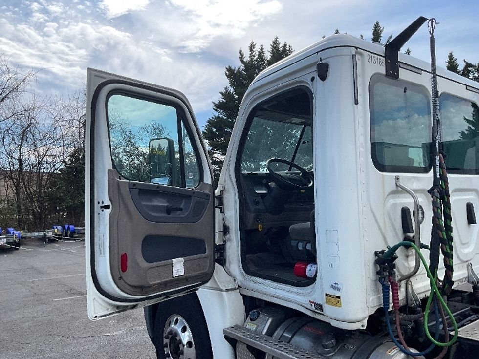 Day Cab Tractor-Heavy Duty Tractors-Freightliner-2019-Cascadia 12564ST-Capitol Heights-MD-282,711\n\t\tmiles-$ 41,250 - Image 9