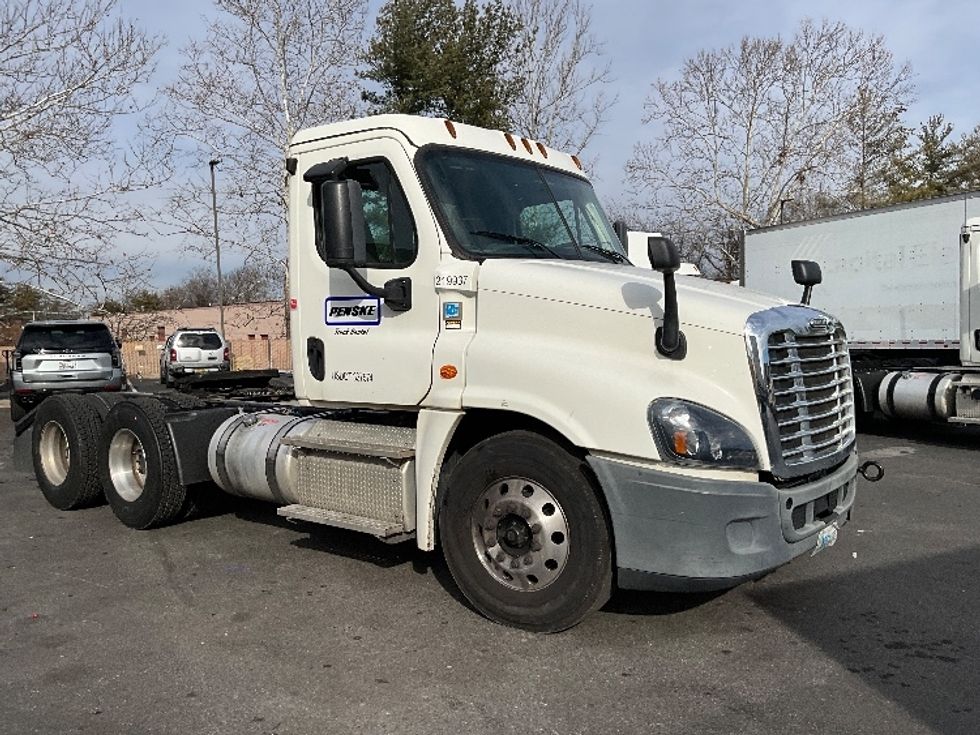 Day Cab Tractor-Heavy Duty Tractors-Freightliner-2019-Cascadia 12564ST-Capitol Heights-MD-288,000\n\t\tmiles-$ 41,000 - Image 1