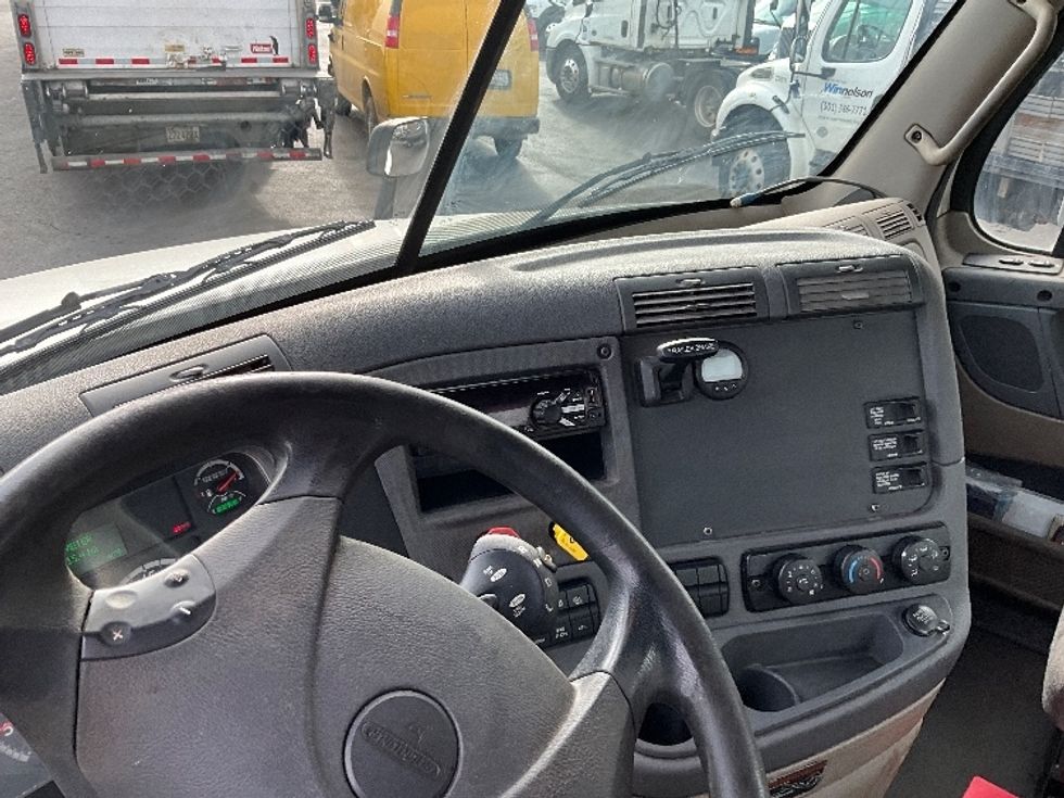 Day Cab Tractor-Heavy Duty Tractors-Freightliner-2019-Cascadia 12564ST-Capitol Heights-MD-288,000\n\t\tmiles-$ 41,000 - Image 10