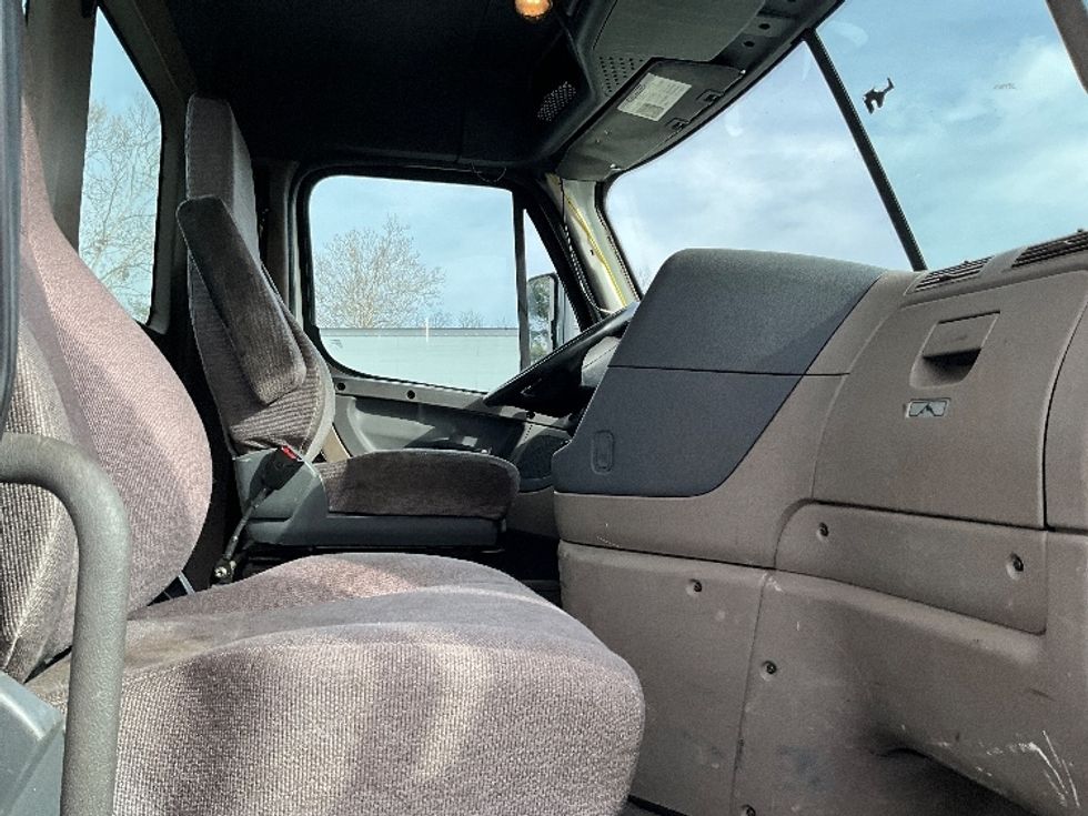 Day Cab Tractor-Heavy Duty Tractors-Freightliner-2019-Cascadia 12564ST-Capitol Heights-MD-288,000\n\t\tmiles-$ 41,000 - Image 12