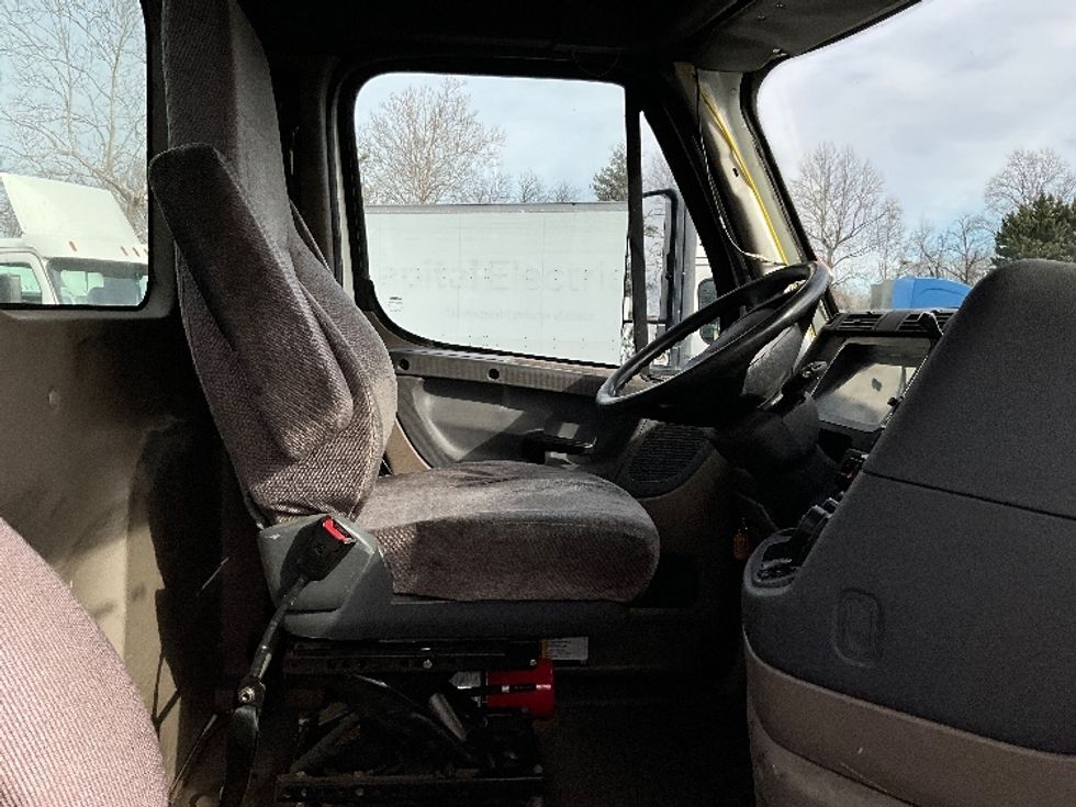 Day Cab Tractor-Heavy Duty Tractors-Freightliner-2019-Cascadia 12564ST-Capitol Heights-MD-288,000\n\t\tmiles-$ 41,000 - Image 14