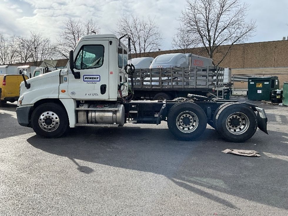 Day Cab Tractor-Heavy Duty Tractors-Freightliner-2019-Cascadia 12564ST-Capitol Heights-MD-288,000\n\t\tmiles-$ 41,000 - Image 4