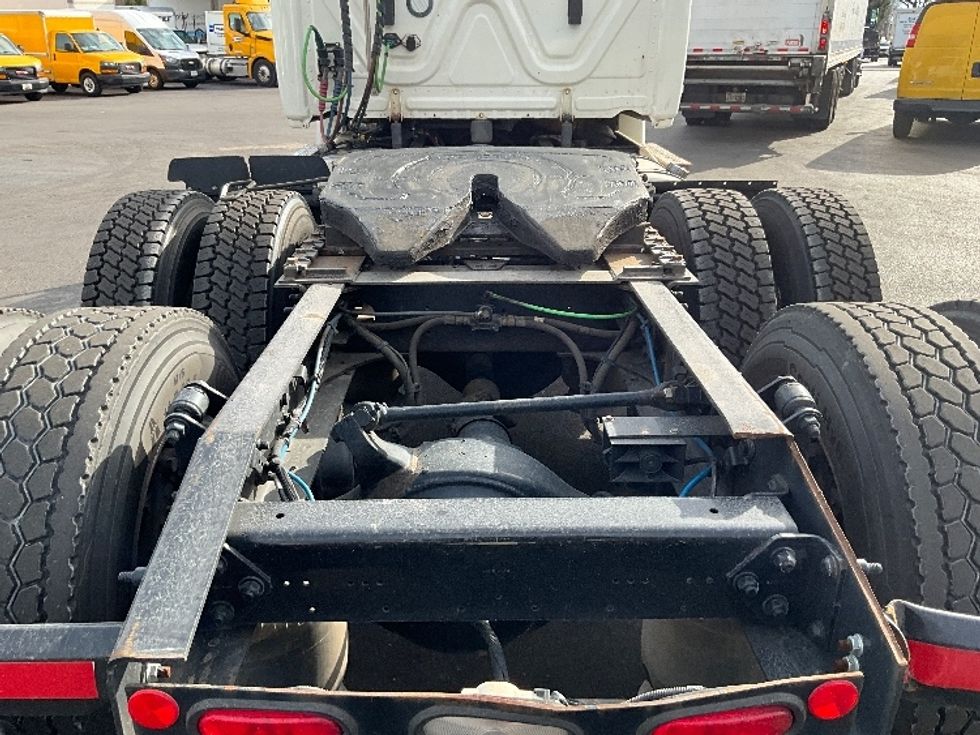 Day Cab Tractor-Heavy Duty Tractors-Freightliner-2019-Cascadia 12564ST-Capitol Heights-MD-288,000\n\t\tmiles-$ 41,000 - Image 6