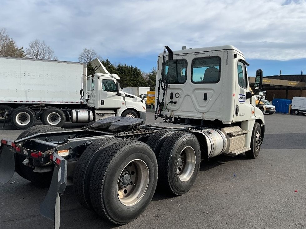Day Cab Tractor-Heavy Duty Tractors-Freightliner-2019-Cascadia 12564ST-Capitol Heights-MD-288,000\n\t\tmiles-$ 41,000 - Image 7