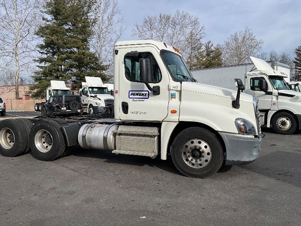 Day Cab Tractor-Heavy Duty Tractors-Freightliner-2019-Cascadia 12564ST-Capitol Heights-MD-288,000\n\t\tmiles-$ 41,000 - Image 8