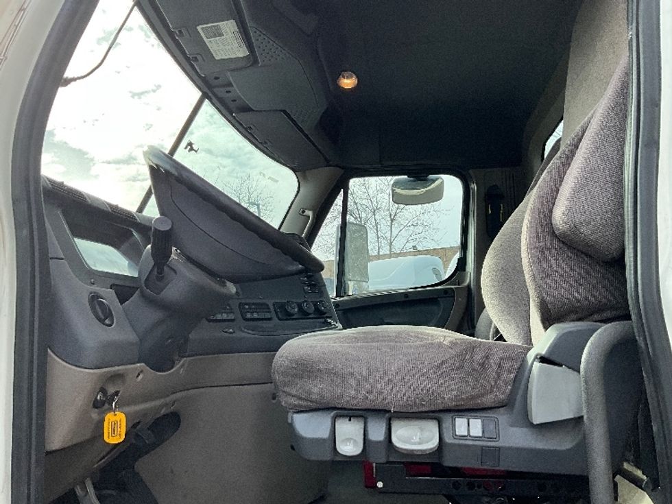 Day Cab Tractor-Heavy Duty Tractors-Freightliner-2019-Cascadia 12564ST-Capitol Heights-MD-288,000\n\t\tmiles-$ 41,000 - Image 9