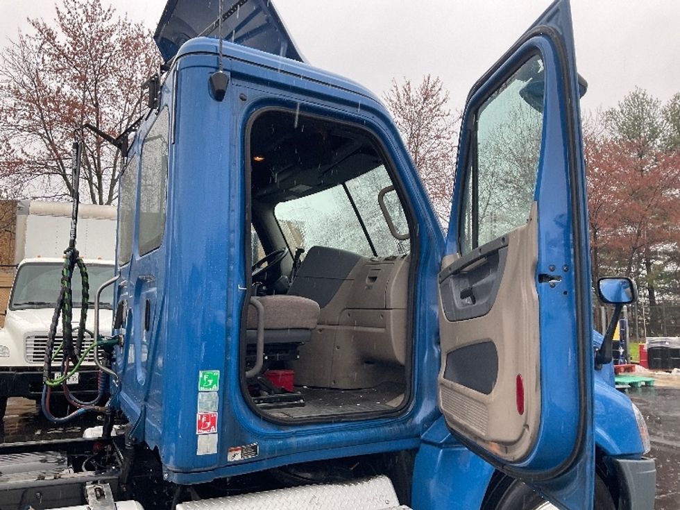 Day Cab Tractor-Heavy Duty Tractors-Freightliner-2019-Cascadia 12564ST-Capitol Heights-MD-402,486\n\t\tmiles-$ 41,250 - Image 12