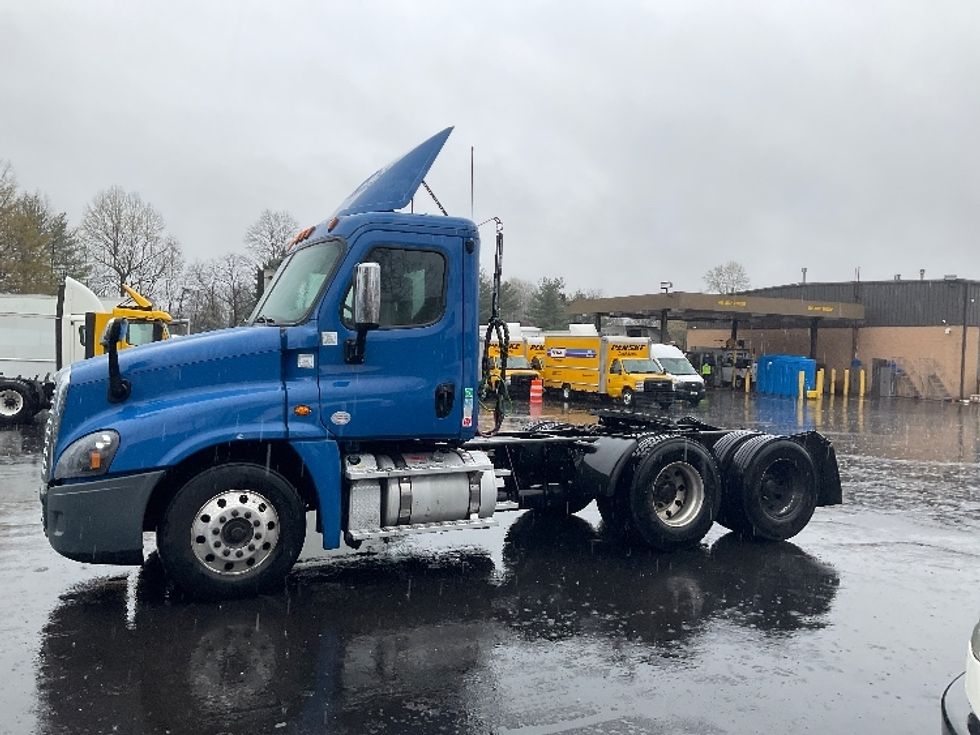 Day Cab Tractor-Heavy Duty Tractors-Freightliner-2019-Cascadia 12564ST-Capitol Heights-MD-402,486\n\t\tmiles-$ 41,250 - Image 4