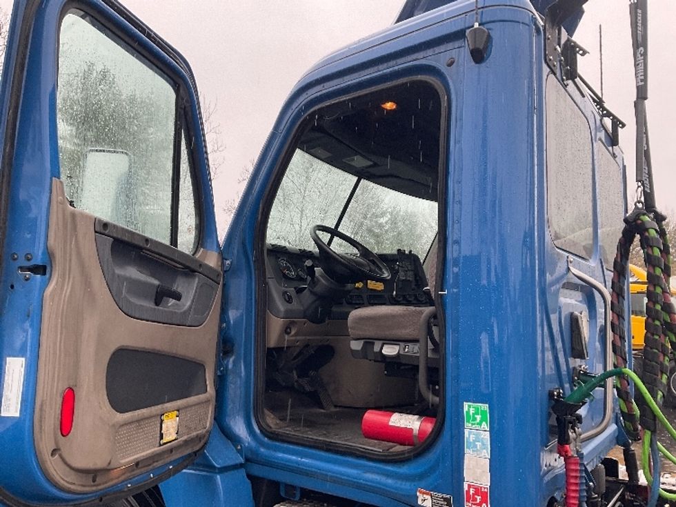 Day Cab Tractor-Heavy Duty Tractors-Freightliner-2019-Cascadia 12564ST-Capitol Heights-MD-402,486\n\t\tmiles-$ 41,250 - Image 9