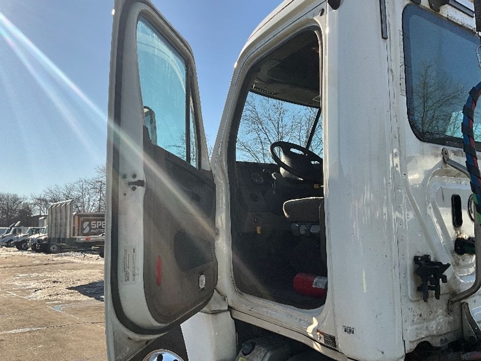 Day Cab Tractor-Heavy Duty Tractors-Freightliner-2019-Cascadia 12564ST-Capitol Heights-MD-507,417\n\t\tmiles-$ 34,750 - Image 9