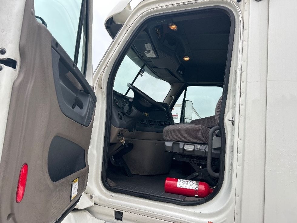 Day Cab Tractor-Heavy Duty Tractors-Freightliner-2019-Cascadia 12564ST-Carrollton-TX-401,988\n\t\tmiles-$ 40,500 - Image 9