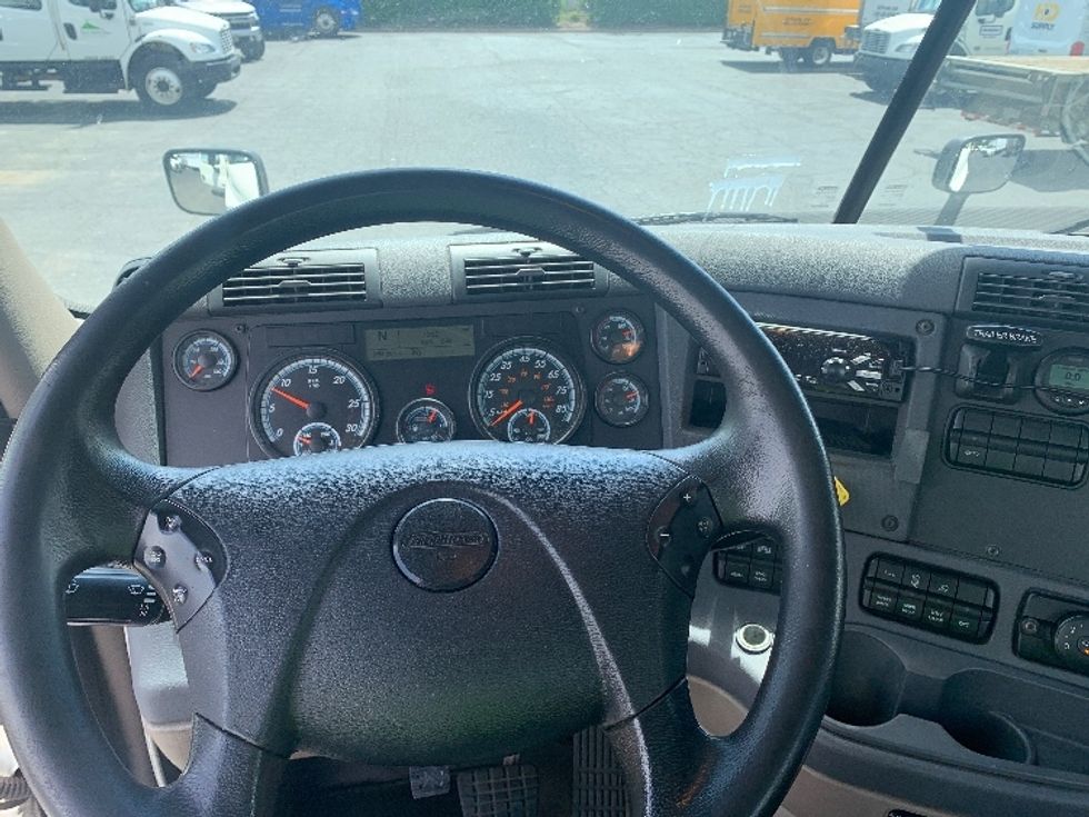 Day Cab Tractor-Heavy Duty Tractors-Freightliner-2019-Cascadia 12564ST-Charlotte-NC-364,960\n\t\tmiles-$ 56,750 - Image 11