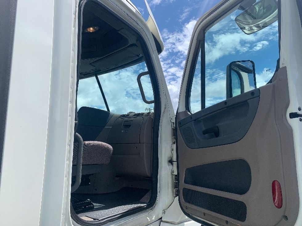 Day Cab Tractor-Heavy Duty Tractors-Freightliner-2019-Cascadia 12564ST-Charlotte-NC-364,960\n\t\tmiles-$ 56,750 - Image 12