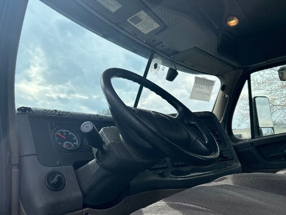 Day Cab Tractor-Heavy Duty Tractors-Freightliner-2019-Cascadia 12564ST-Chattanooga-TN-493,076\n\t\tmiles-$ 31,500 - Image 10