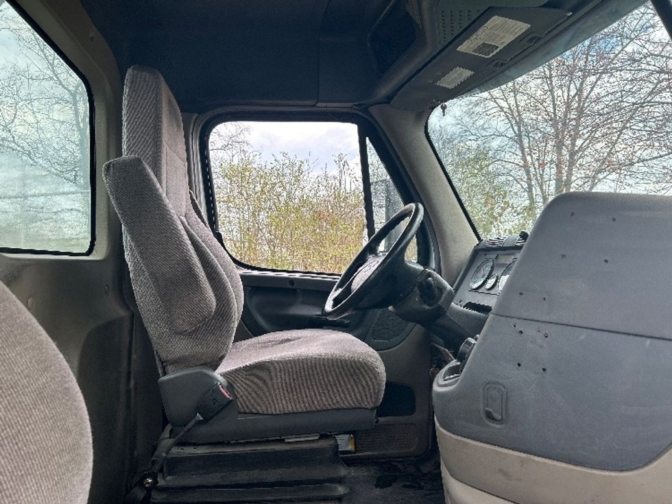 Day Cab Tractor-Heavy Duty Tractors-Freightliner-2019-Cascadia 12564ST-Chattanooga-TN-493,076\n\t\tmiles-$ 31,500 - Image 14