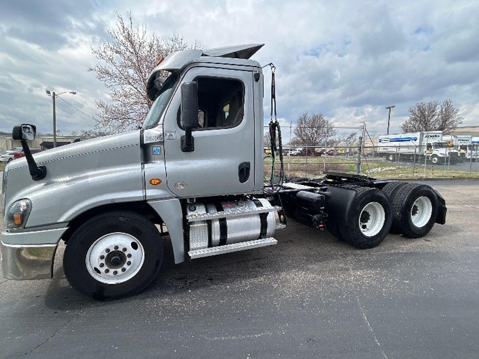Day Cab Tractor-Heavy Duty Tractors-Freightliner-2019-Cascadia 12564ST-Chattanooga-TN-493,076\n\t\tmiles-$ 31,500 - Image 4
