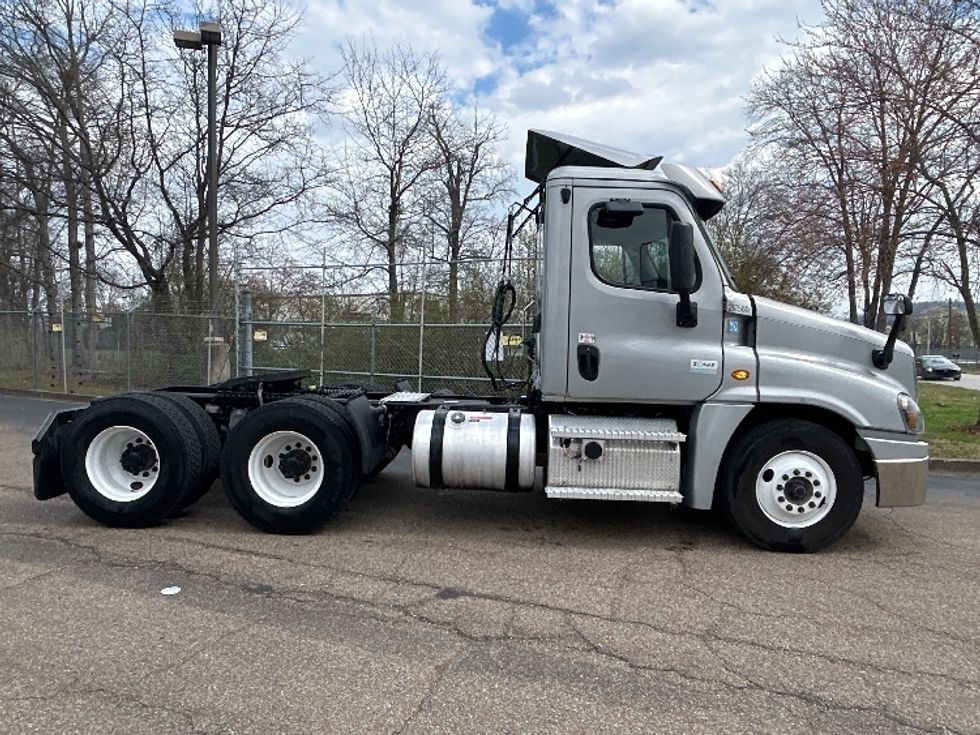 Day Cab Tractor-Heavy Duty Tractors-Freightliner-2019-Cascadia 12564ST-Chattanooga-TN-493,076\n\t\tmiles-$ 31,500 - Image 8
