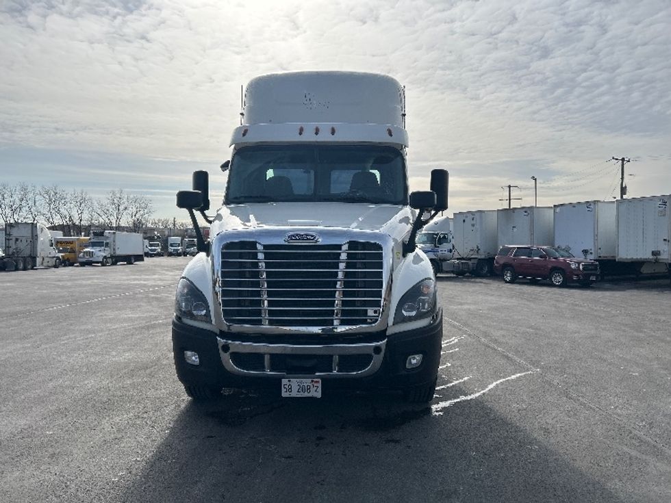 2019 Freightliner Cascadia 125" Sleeper Cab photo 2