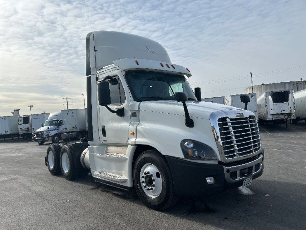 2019 Freightliner Cascadia 125" Sleeper Cab photo 3