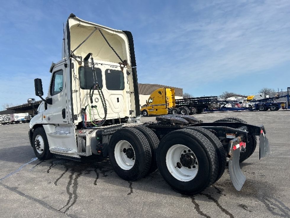 2019 Freightliner Cascadia 125" Sleeper Cab photo 5